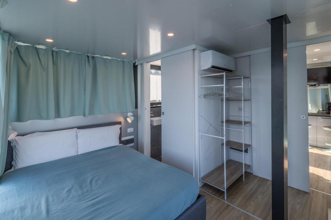 Отель La Dolce Vita House Boat Lisanza Экстерьер фото